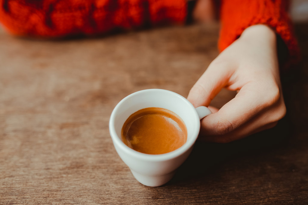 Espresso s cremou na povrchu